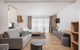 Belinda Apartments With Balcony & Private Parking